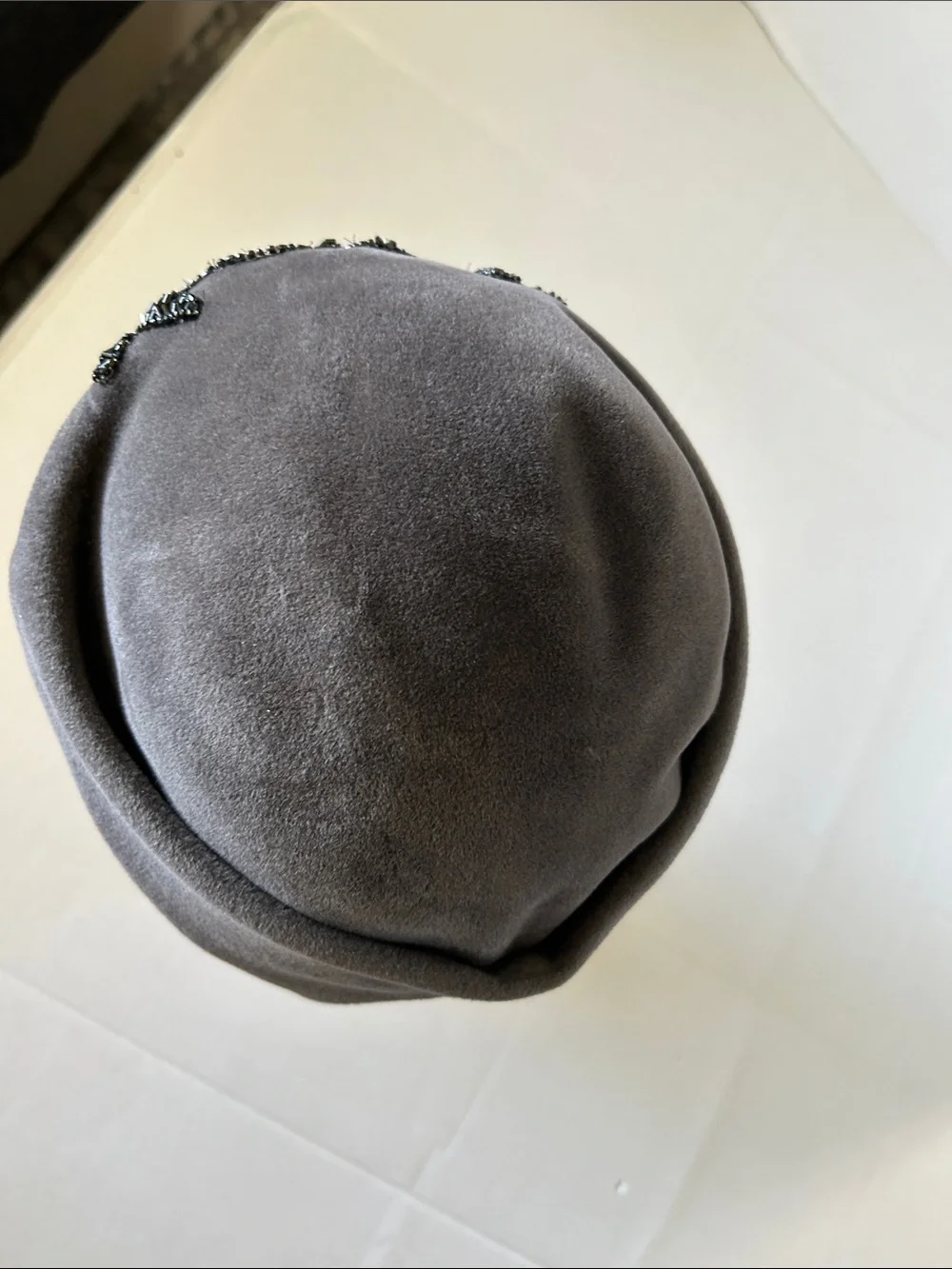 AURORE TRUE VINTAGE 1950s GRAY FELT/ART DECO COCKTAIL HAT MADE IN FRANCE